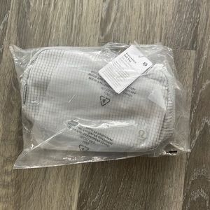 NWT Lululemon Everywhere Belt Bag graphite grey/seal grey